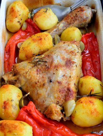 Pulpă de curcan la tavă cu cartofi şi rozmarin