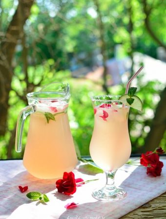 Suc parfumat din petale de trandafiri