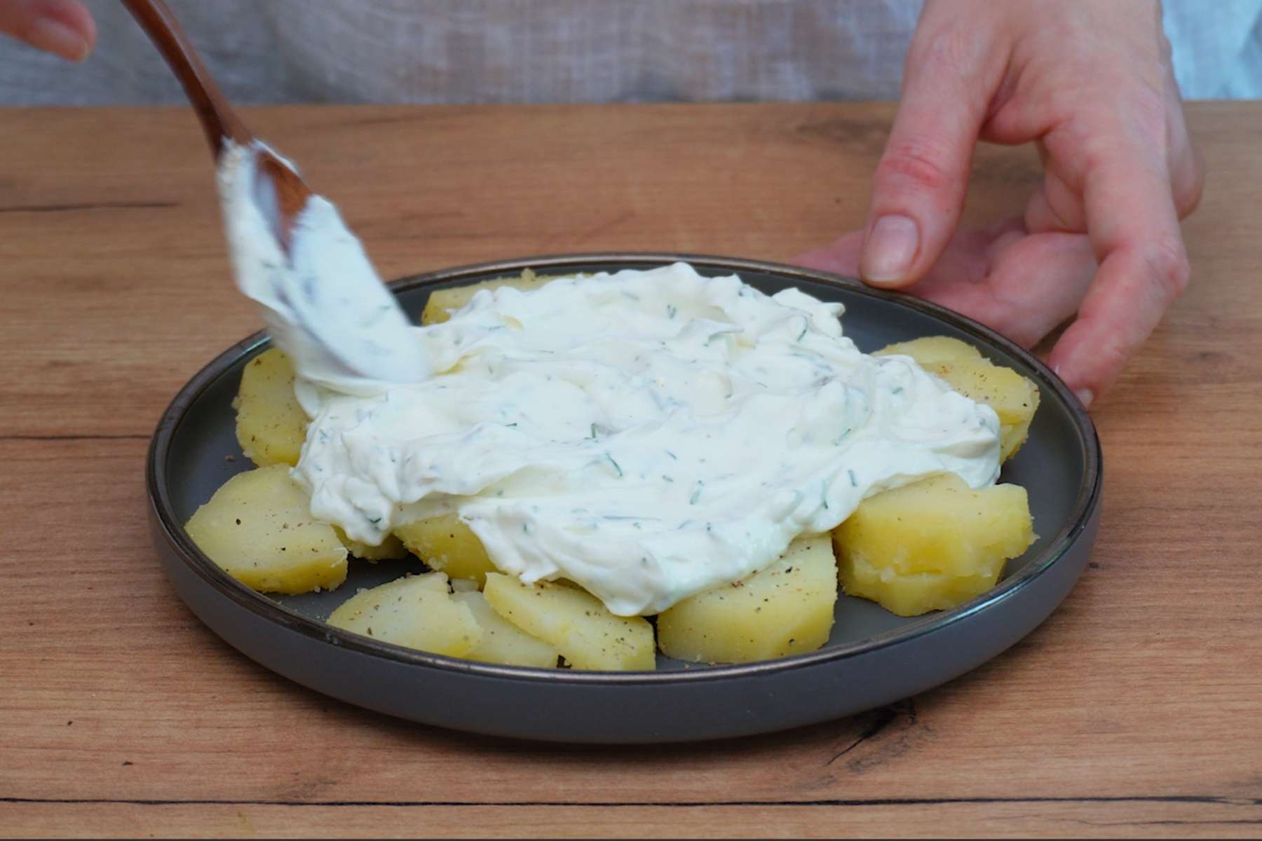 Salată de cartofi cu iaurt și mărar - sos cremos de iaurt turnat peste cartofi fierți