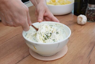 Sos de iaurt cu usturoi și mărar pentru salata de cartofi - preparare pas cu pas