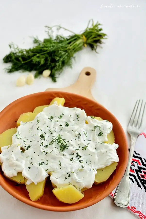 Salata de cartofi cu sos de usturoi, iaurt si marar