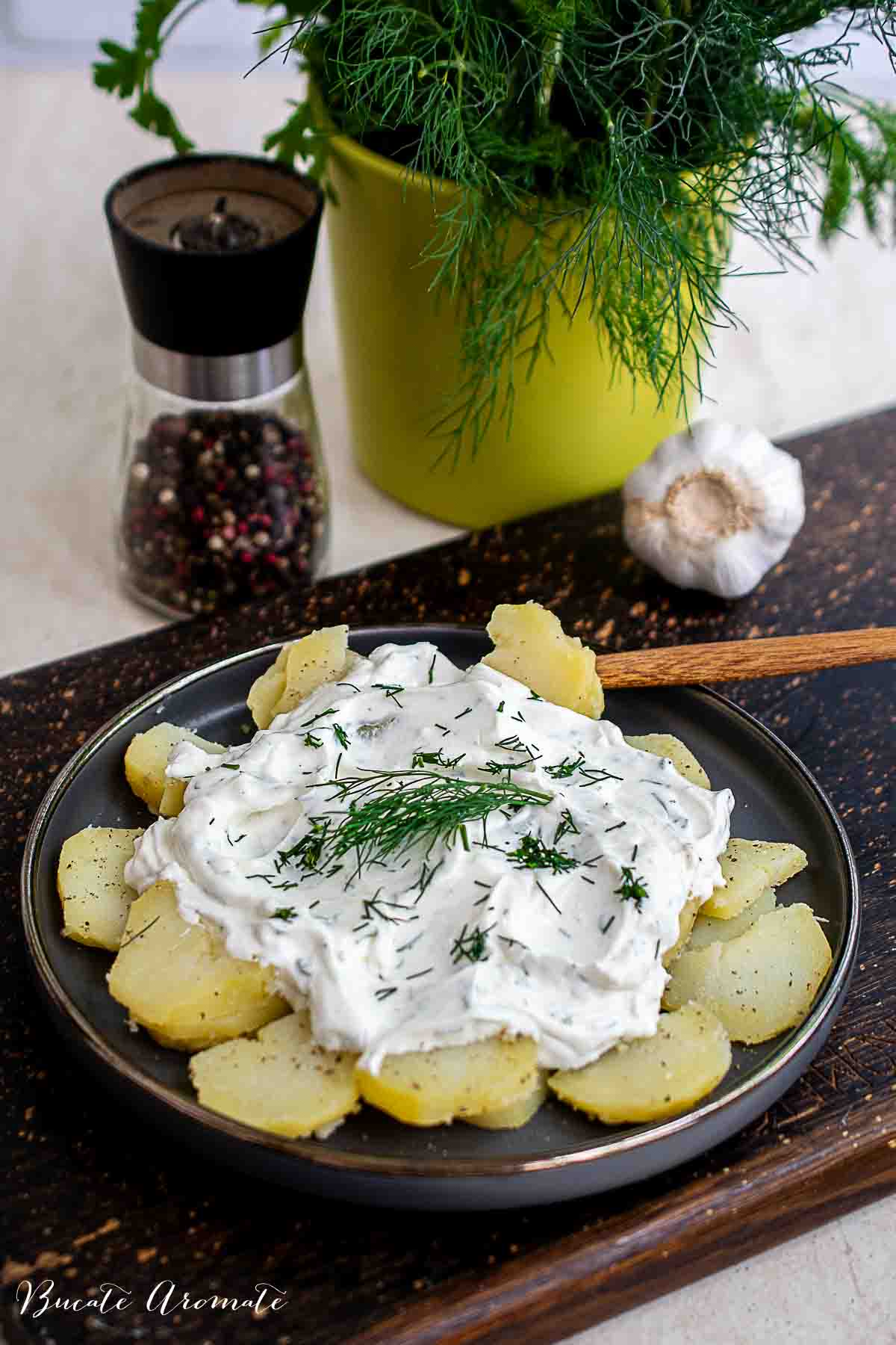 Salată de cartofi ușoară cu iaurt cremos și verdeață aromată