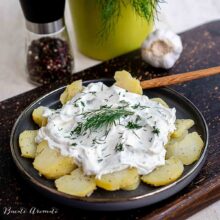 Cartofi fierți cu dressing de iaurt, usturoi și mărar proaspăt