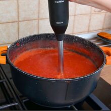 Bulion de roșii pasat fin cu blender vertical direct în oală