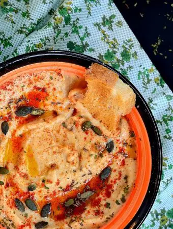 Hummus fără tahini, dar cu mult usturoi copt