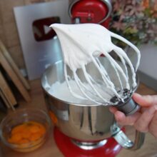 Albușuri mixate până la spumă fermă pentru blatul de pandișpan al ruladei cu ciocolată și banane