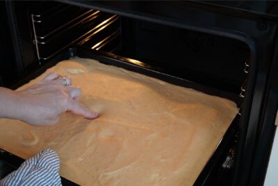 Blatul pentru ruladă este testat cu degetul pentru a verifica dacă este copt corect