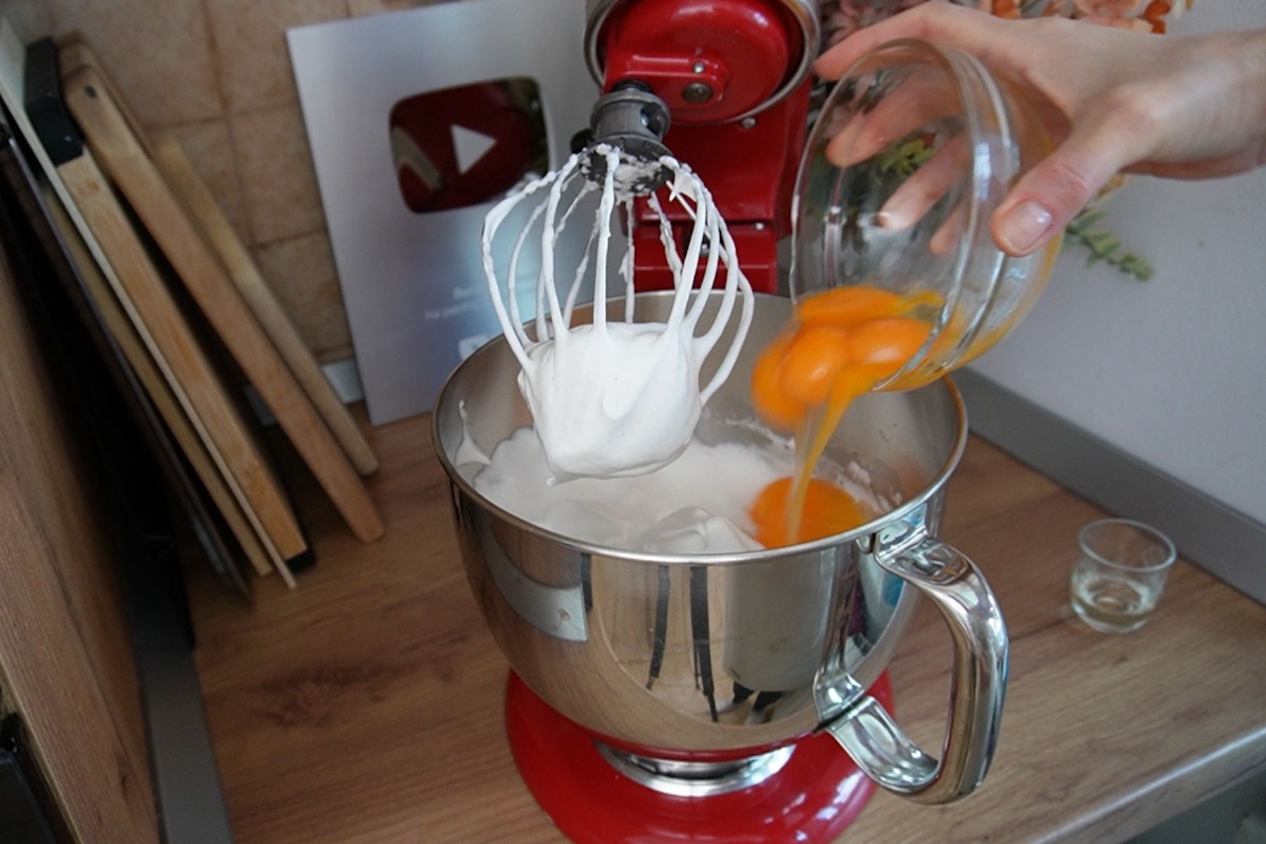 Gălbenușurile se adaugă peste spuma de albușuri pentru prepararea blatului de pandișpan