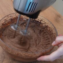 Ganache-ul de ciocolată este mixat până devine cremos pentru umplutura ruladei