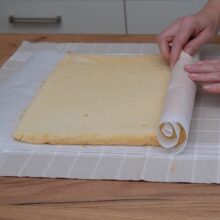 Blatul pentru ruladă este rulat cât este cald, în hârtie de copt, pentru a păstra forma fără să se crape