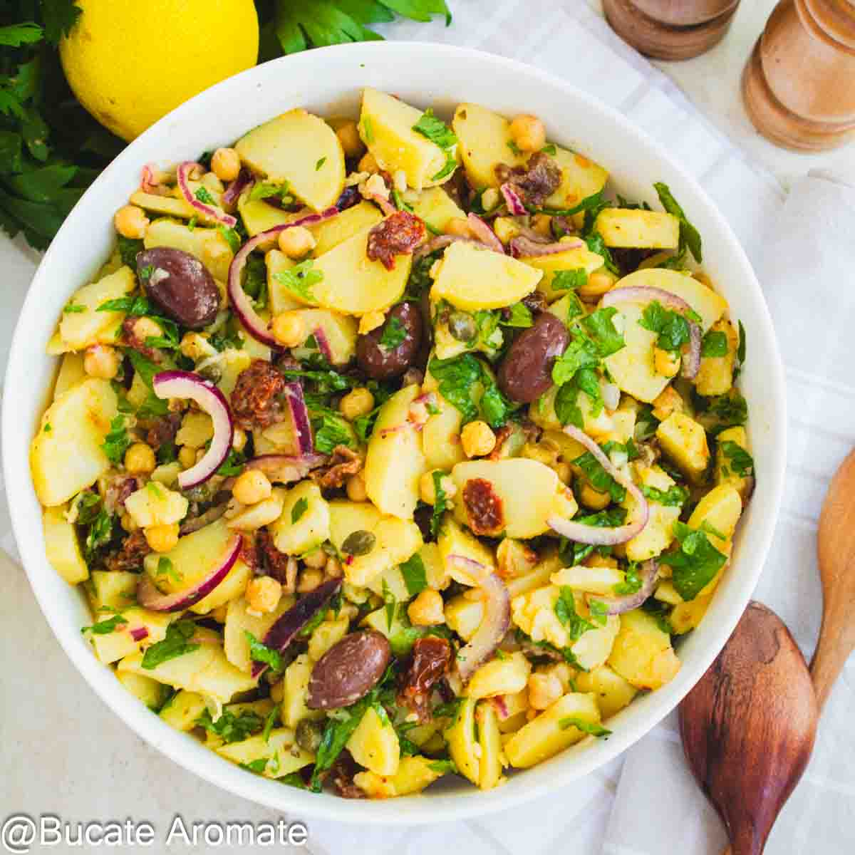 Salată orientală de post cu cartofi fierți, năut, ceapă, măsline și pătrunjel