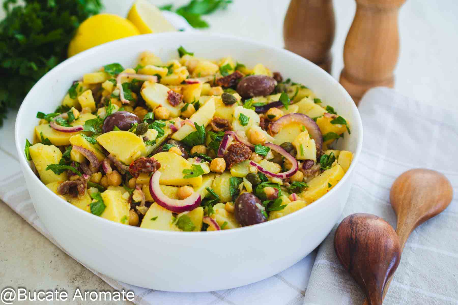 Bol cu salată orientală de post, sățioasă, cu năut, măsline, capere și verdeață