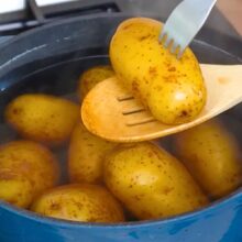 Cartofi fierți în coajă pentru salata orientală de post