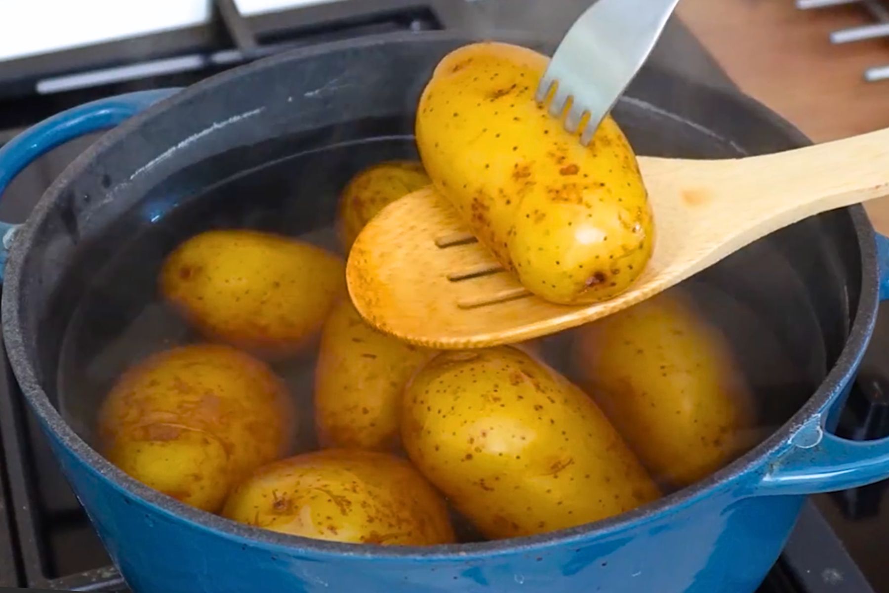 Cartofi fierți în coajă pentru salata orientală de post