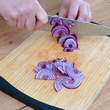 Ceapă roșie tăiată în felii subțiri pentru salata orientală de post