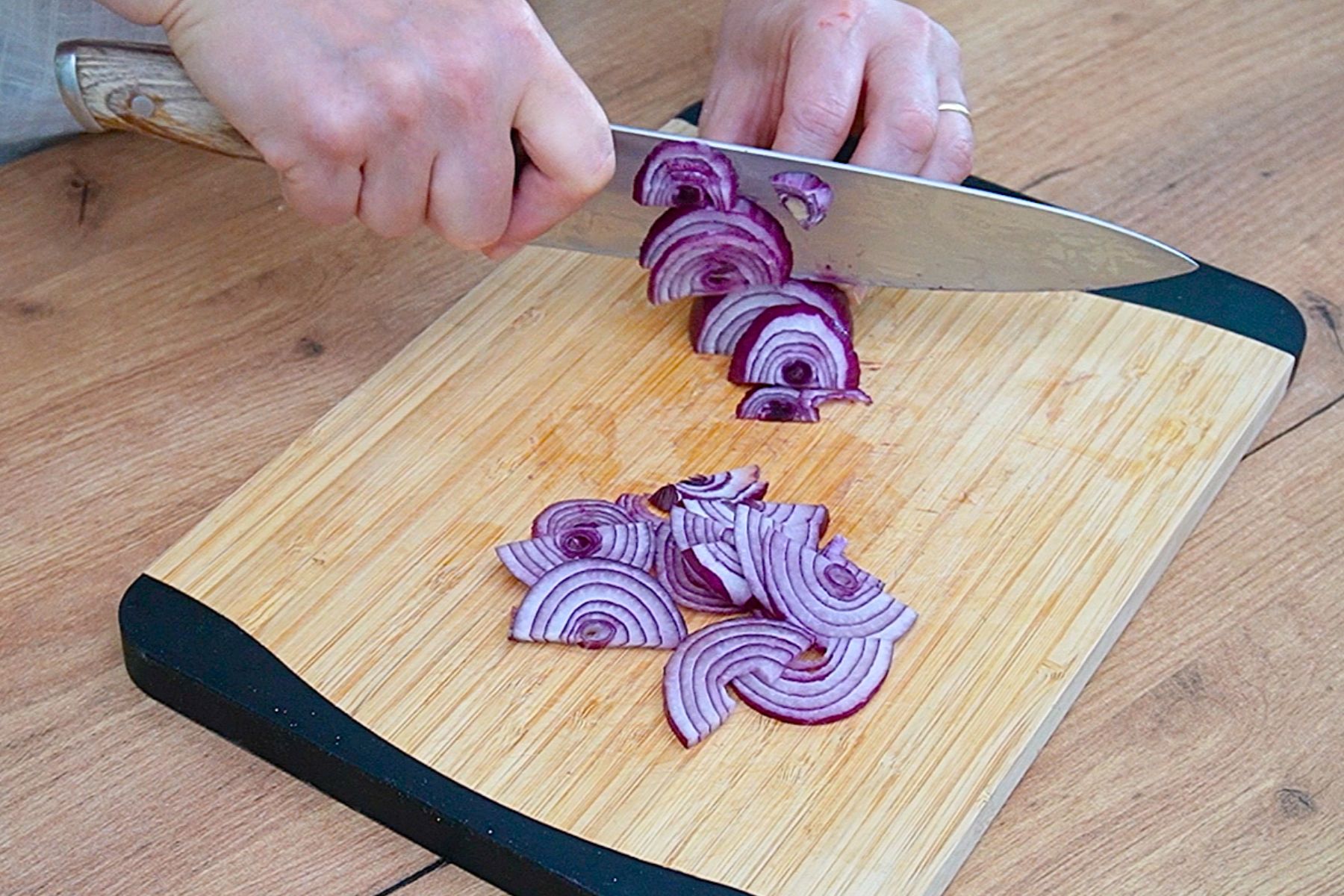 Ceapă roșie tăiată în felii subțiri pentru salata orientală de post