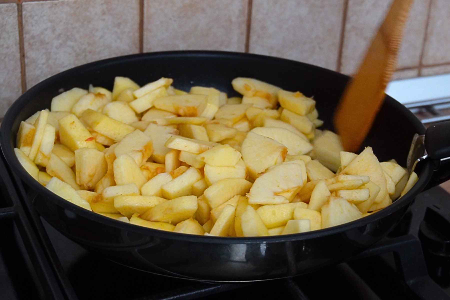 Felii de mere călite rapid în tigaie pentru umplutura de ștrudel