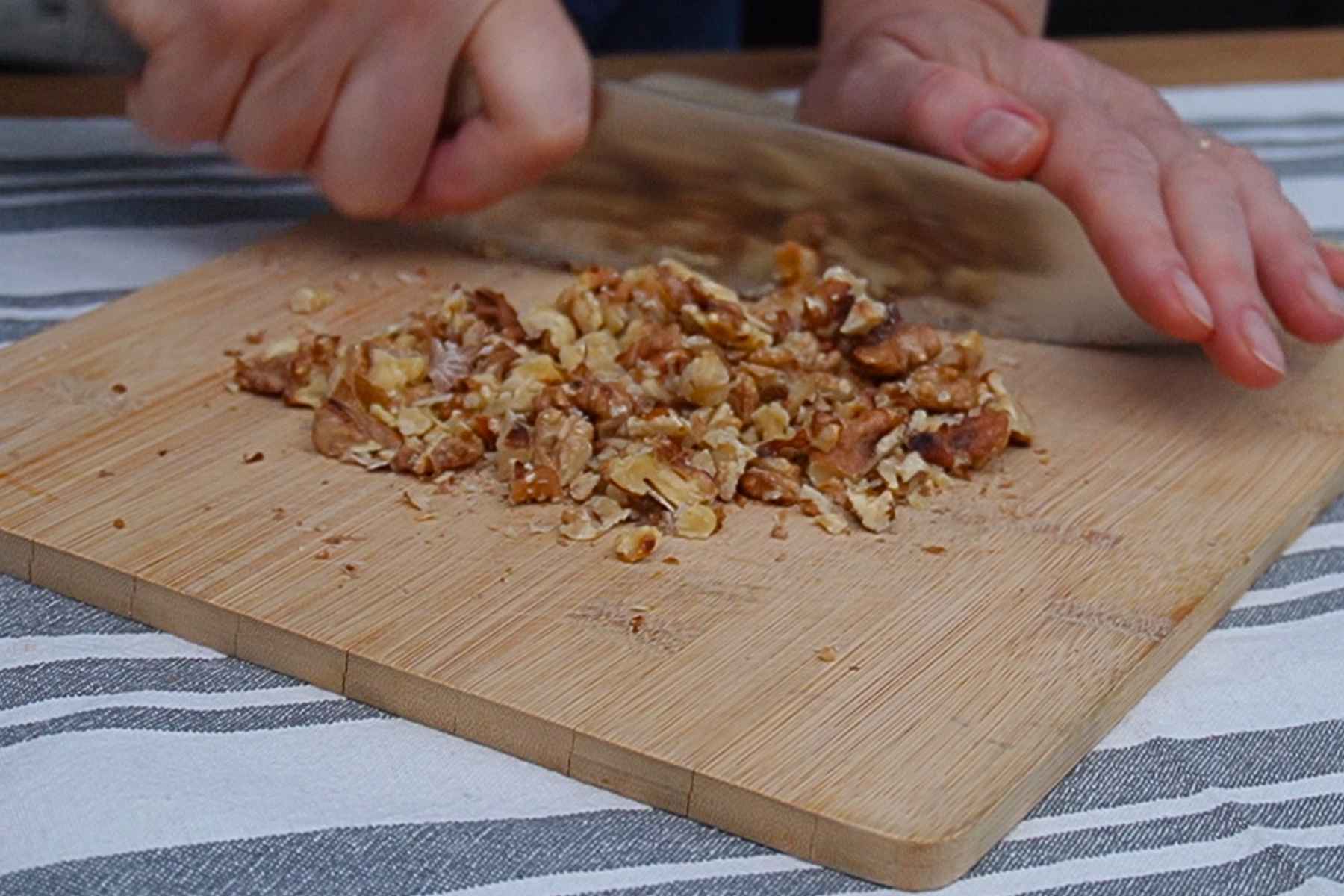 Nuci tocate grosier pentru umplutura ștrudelului cu mere și stafide