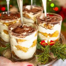 Tiramisu la pahar cu mascarpone și frișcă – desert italian, fără ou crud, decorat festiv