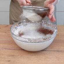 faina si cacao cernute prin sita peste spuma de albusuri