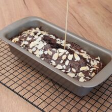 testul cu scobitoarea pe un chec din albusuri cu cacao si fulgi de migdale