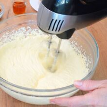 Mascarpone mixat cu frișcă și gălbenușuri pasteurizate pentru crema de tiramisu.