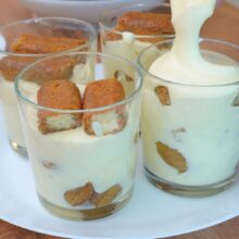 Tiramisu la pahar în straturi, cu cremă de mascarpone și pișcoturi însiropate.