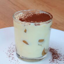 Tiramisu la pahar finalizat, decorat cu pudră de cacao.