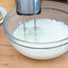 Frișcă lichidă bătută pentru crema de tiramisu cu mascarpone.