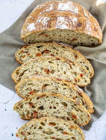 Paine dulce cu seminte de chia si fructe goji