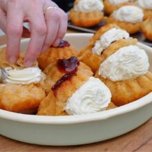 cum se umplu savarinele cu frisca naturala amestecata cu mascarpone