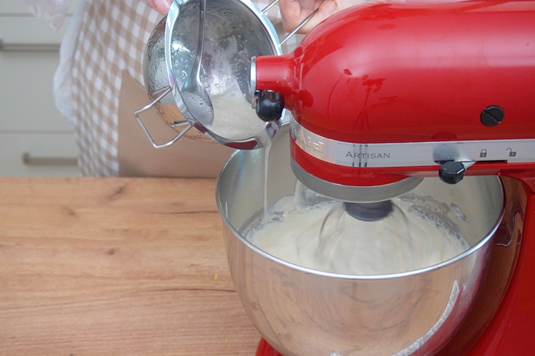 Turnarea gelatinei topite în crema pentru prăjitura cu pișcoturi