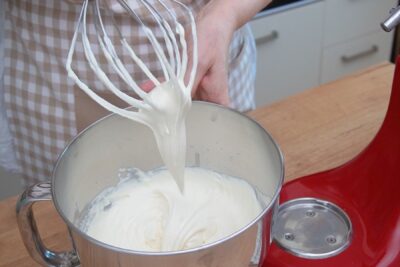 Crema de lapte condensat cu frisca si lamaie pentru prajitura fara coacere