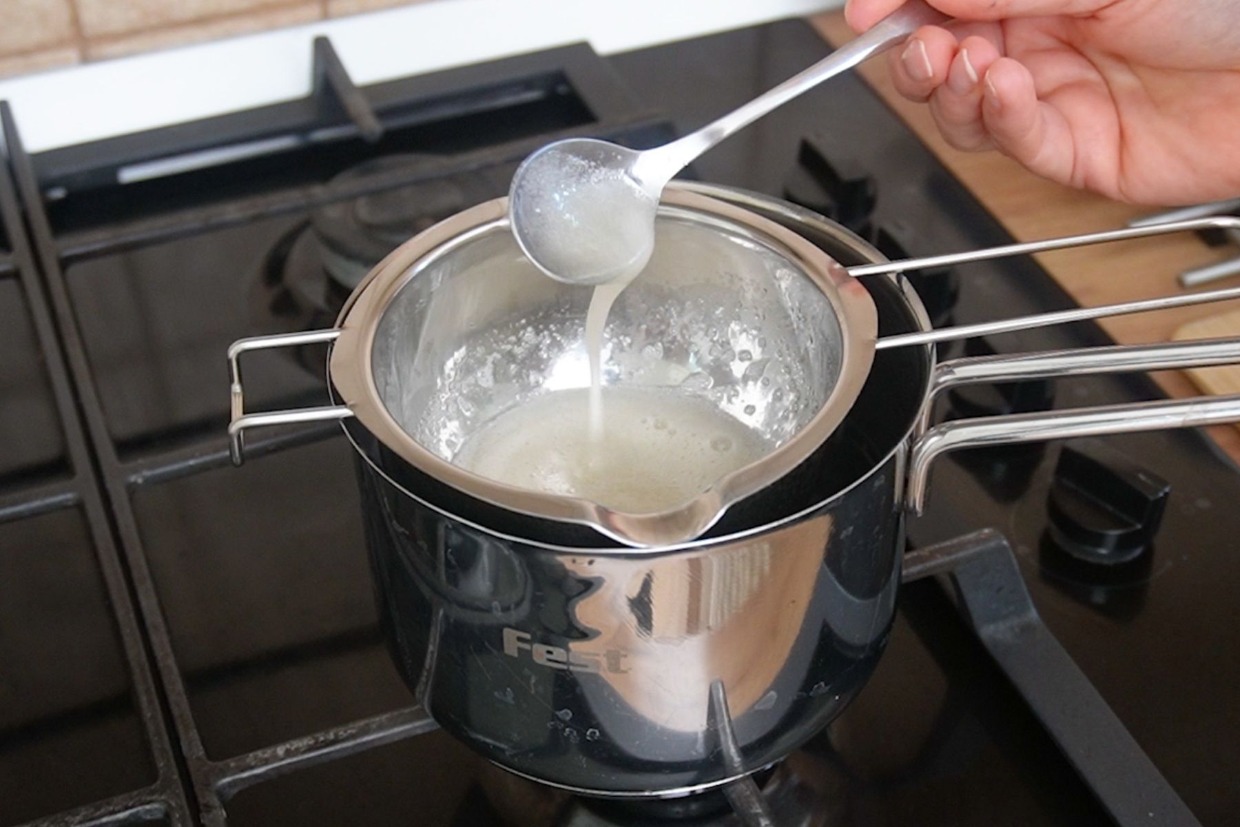 Topirea gelatinei la bain-marie pentru prăjitura cu cremă