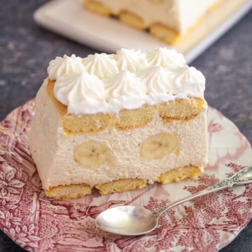 felie de prajitura cu piscoturi, lapte condensat si banane asezata pe farfurie pentru servire