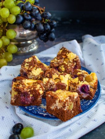 Negresa cu branza si struguri