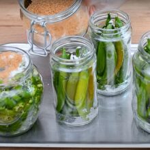 zahar si sare adaugate cu lingurita in fiecare borcan cu ardei iuti pregatiti pentru iarna