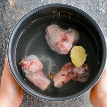 Oase de vită cu măduvă puse la fiert pentru supa de bază la ciorba de burtă