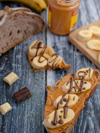 Sandwich cu unt de arahide și banane