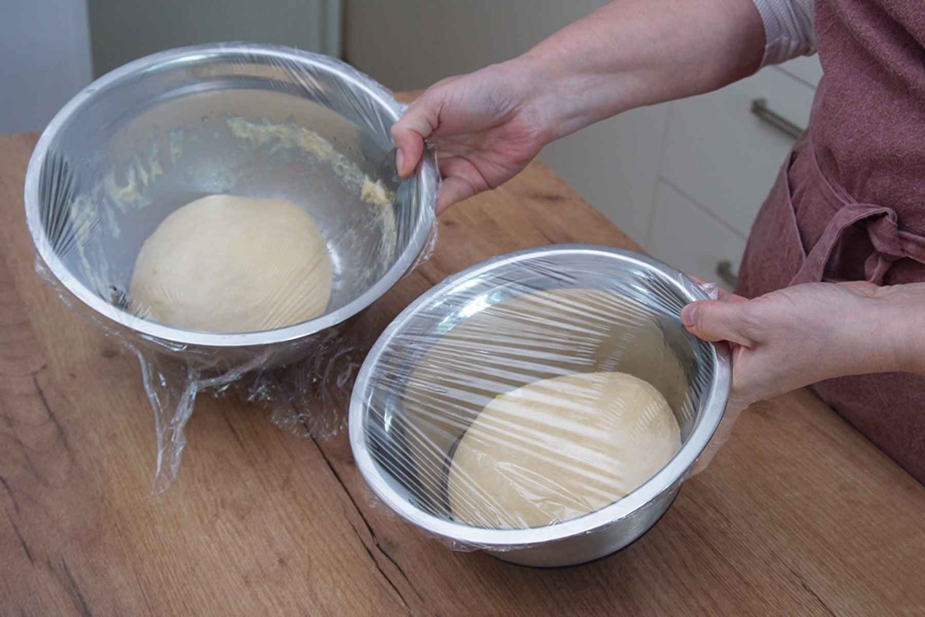 Aluat pentru melci cu nucă împărțit în două porții dupa dospire