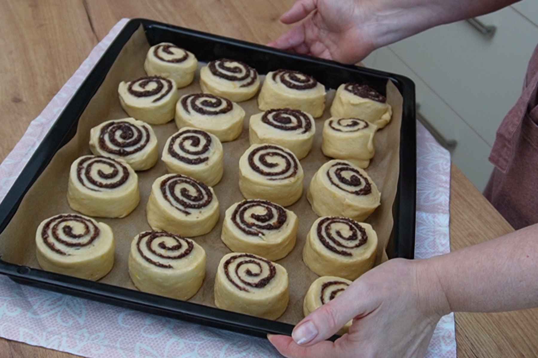 Melci cu nucă așezați în tavă pentru a doua dospire