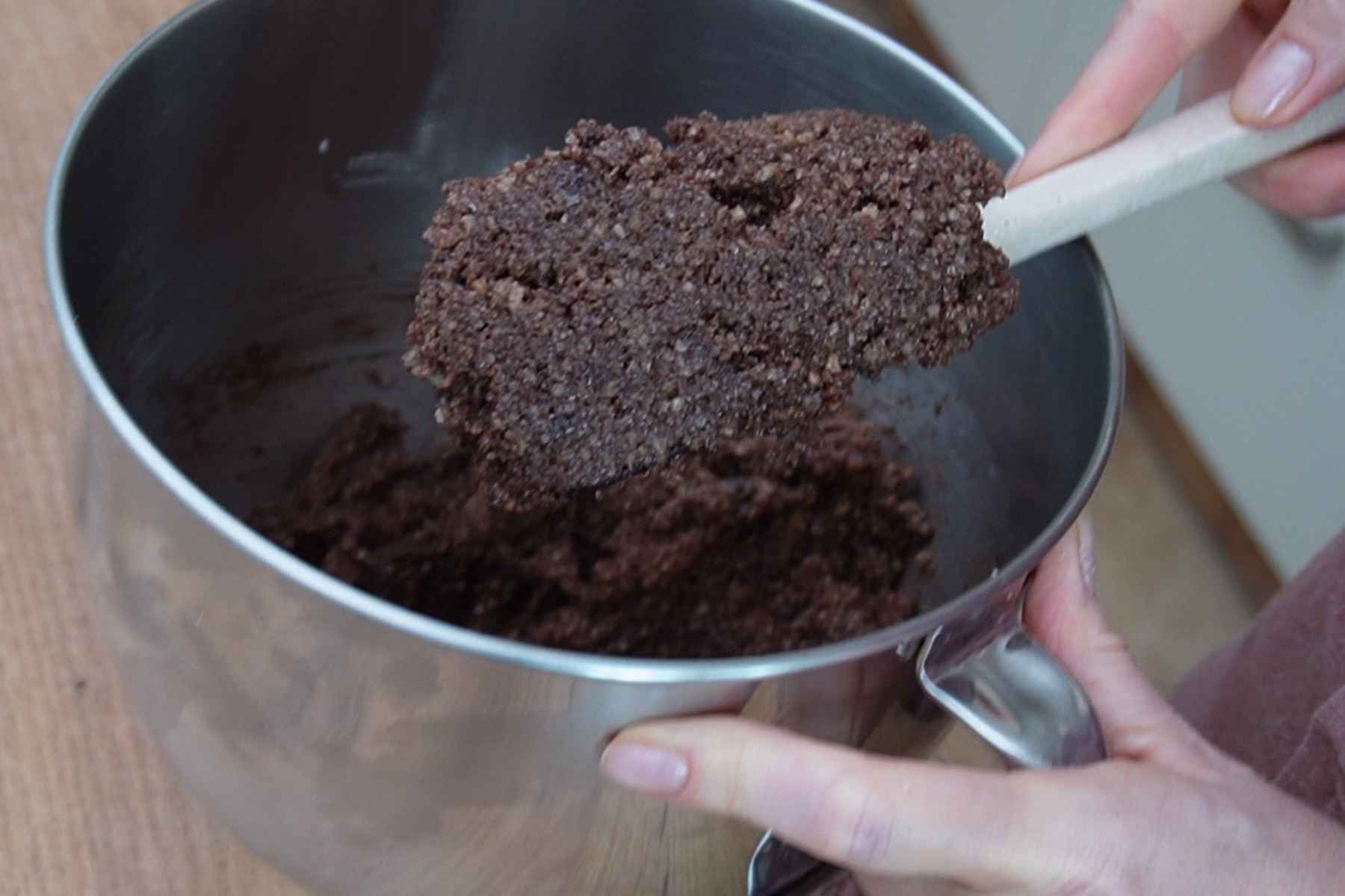 Umplutură groasă de nucă, cacao și albușuri pentru melci