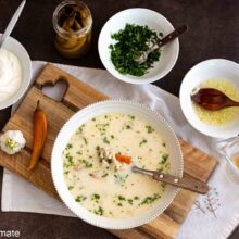 mod de servire ciorba raduteana alaturi de boluri cu smantana, usturoi si ardei iute