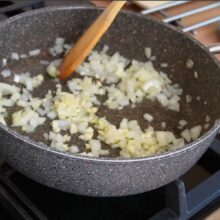 Ceapă și usturoi călite în tigaie – primul pas pentru rețeta de curry de năut cu lapte de cocos și unt de arahide