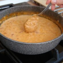 Incorporare unt de arahide în sosul de curry cu năut și lapte de cocos – rețetă cremoasă și aromată de post