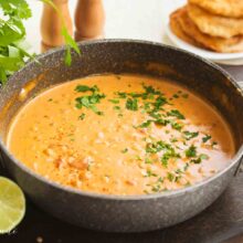 curry de năut cu lapte de cocos și unt de arahide – rețetă de post cremoasă și aromată, servită cu verdeață proaspătă