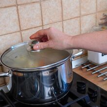 fierbere supa de pui cu capac