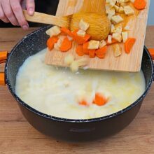 legume felii puse in oala cu ciorba radauteana