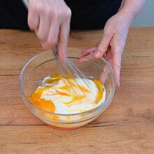 pregatire amestec de smantana si galbenusuri pentru ciorba radauteana