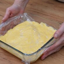 racire crema de vanilie acoperita cu folie alimentara